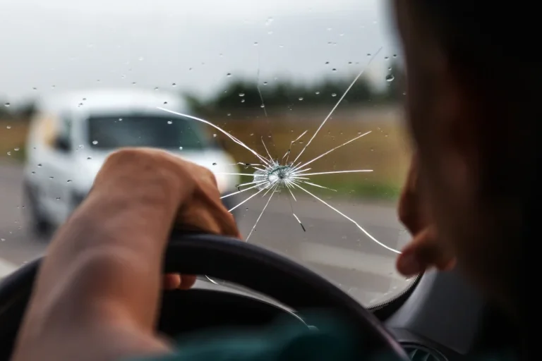 Punca Cermin Kereta Retak & Cara Claim Insurans Cermin Kereta